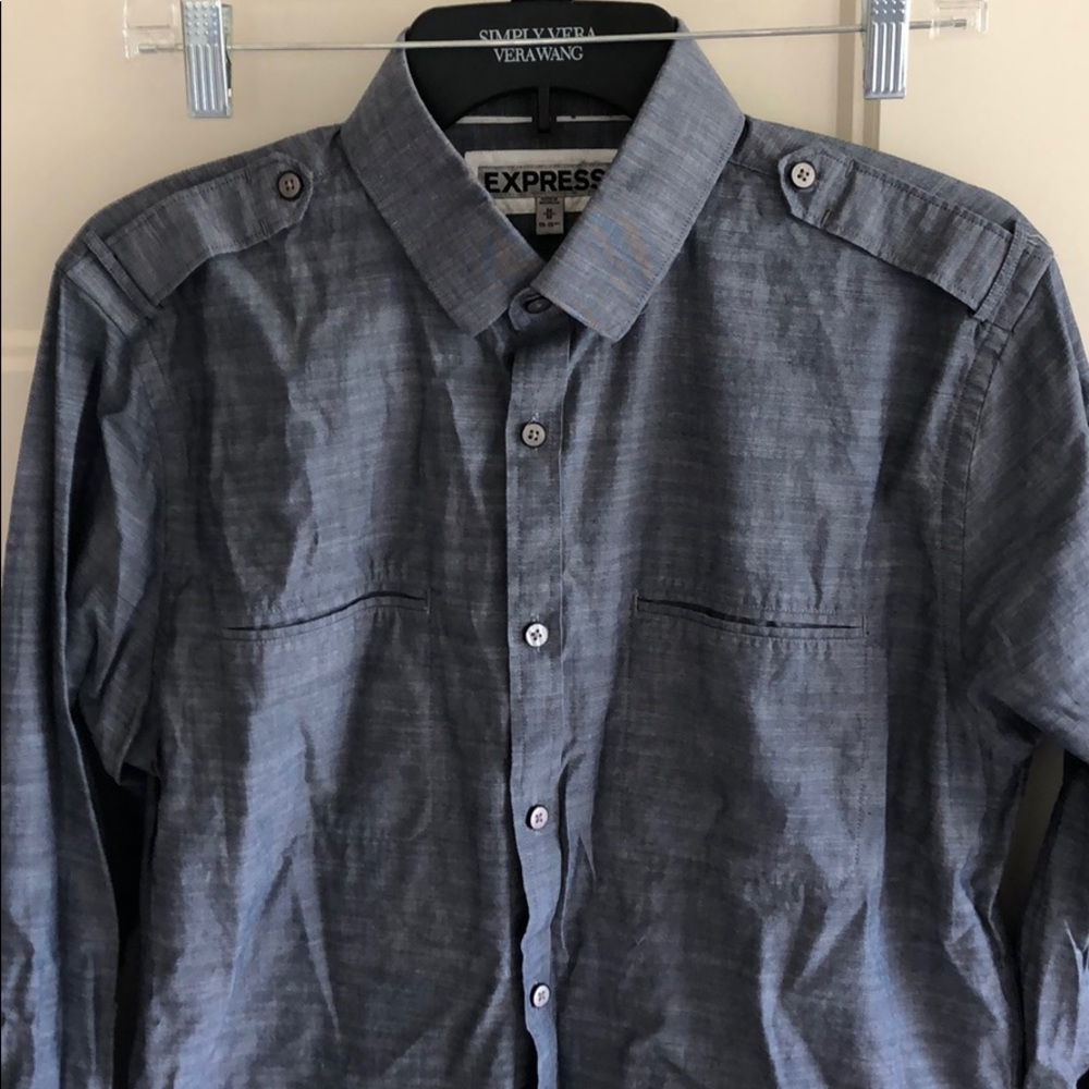 Fitted casual button down shirt.